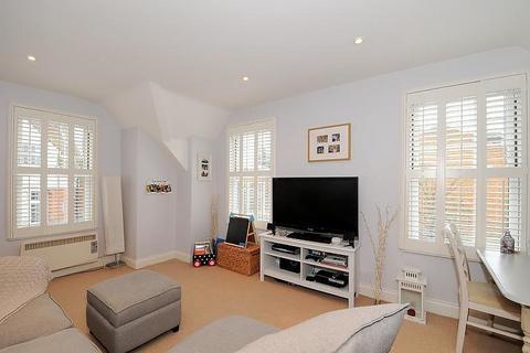 2 bedroom flat to rent, Church Street, Weybridge KT13