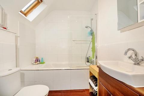 2 bedroom flat to rent, Church Street, Weybridge KT13