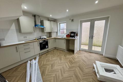 3 bedroom terraced house to rent, Holborn Close, Holyhead, Anglesey, LL65