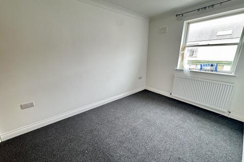 3 bedroom terraced house to rent, Holborn Close, Holyhead, Anglesey, LL65