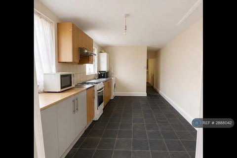 2 bedroom flat to rent, New Barn St, London, E13