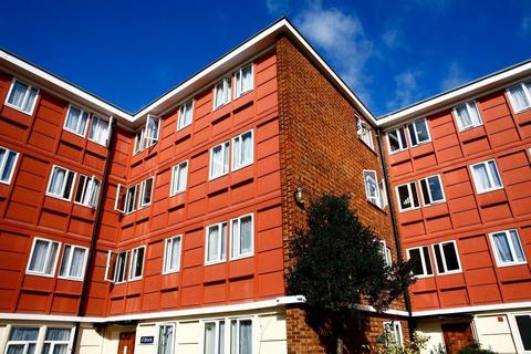Studio to rent, Flodden Road, London SE5