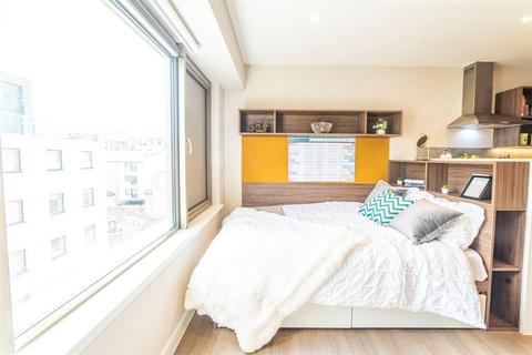 Studio to rent, Calton Road, Edinburgh EH8