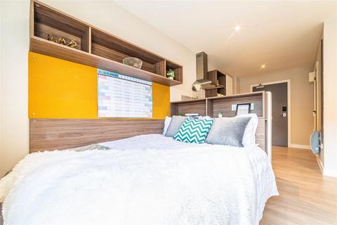 Studio to rent, Calton Road, Edinburgh EH8