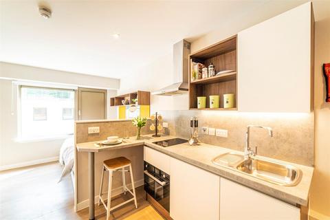 Studio to rent, Calton Road, Edinburgh EH8