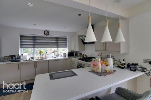 4 bedroom detached house to rent, Lingswood Park, Northampton