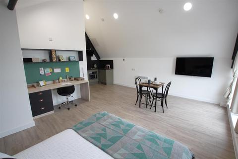 Studio to rent, Blackhorse Lane, London E17