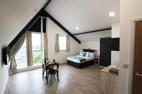 Studio to rent, Blackhorse Lane, London E17