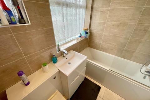 3 bedroom terraced house to rent, Hart Lane, Luton, Bedfordshire, LU2 0JH