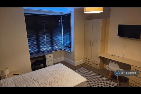 1 bedroom in a house share to rent, Stoke Road, Guildford, GU1