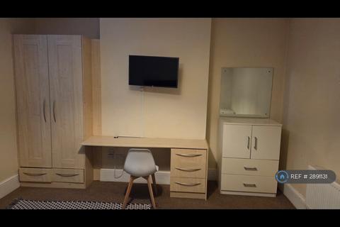 1 bedroom in a house share to rent, Stoke Road, Guildford, GU1