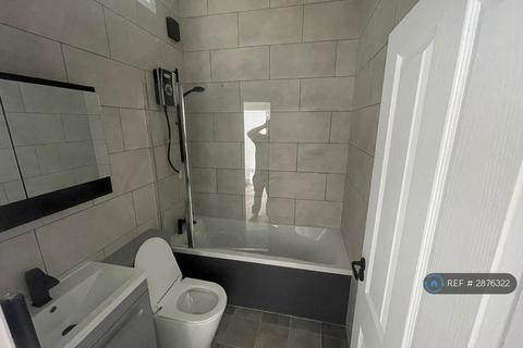 3 bedroom flat to rent, Barking Road, London, E13