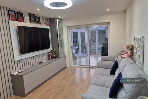 3 bedroom semi-detached house to rent, Cippenham Lane, Slough, SL1