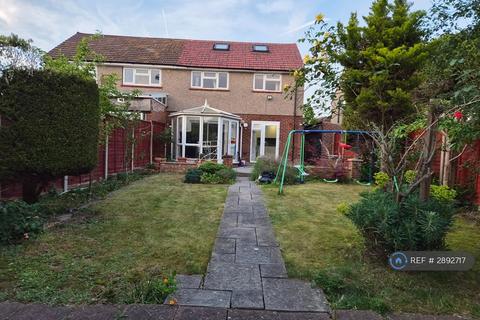 3 bedroom semi-detached house to rent, Cippenham Lane, Slough, SL1