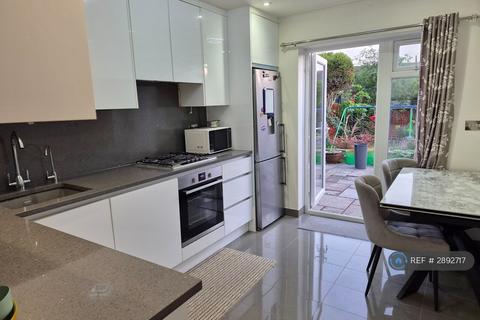 3 bedroom semi-detached house to rent, Cippenham Lane, Slough, SL1