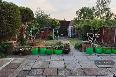 3 bedroom semi-detached house to rent, Cippenham Lane, Slough, SL1