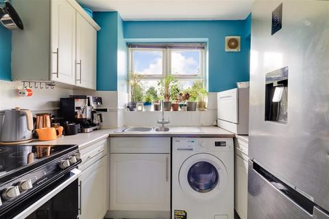 2 bedroom flat for sale, Winstanley Court, Cromwell Rd, Cambridge CB1