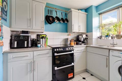 2 bedroom flat for sale, Winstanley Court, Cromwell Rd, Cambridge CB1