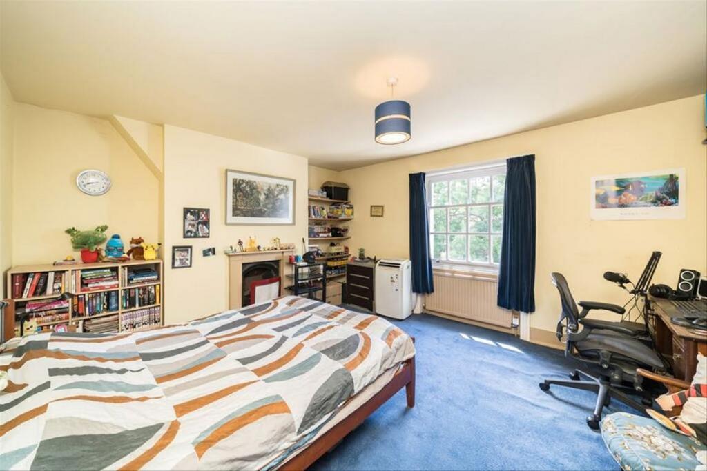 Bedroom, fireplace