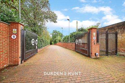 2 bedroom apartment for sale, Eden Avenue, Chigwell, IG7