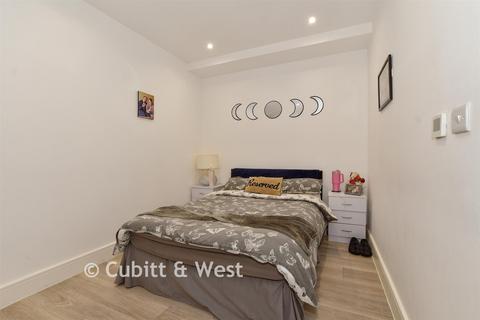 1 bedroom ground floor flat for sale, Holmes Park, Horsham RH12