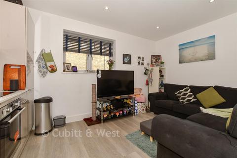 1 bedroom ground floor flat for sale, Holmes Park, Horsham RH12