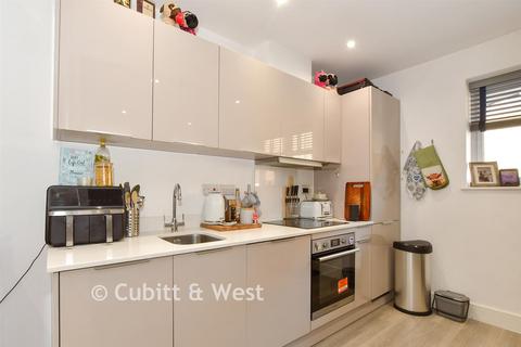 1 bedroom ground floor flat for sale, Holmes Park, Horsham RH12