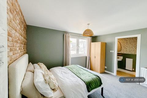1 bedroom in a house share to rent, Wester Drylaw Avenue, Edinburgh, EH4