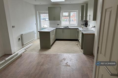 3 bedroom semi-detached house to rent, Eighth Avenue, Luton, LU3