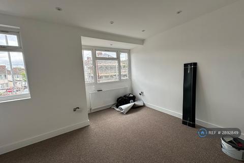 3 bedroom semi-detached house to rent, Eighth Avenue, Luton, LU3