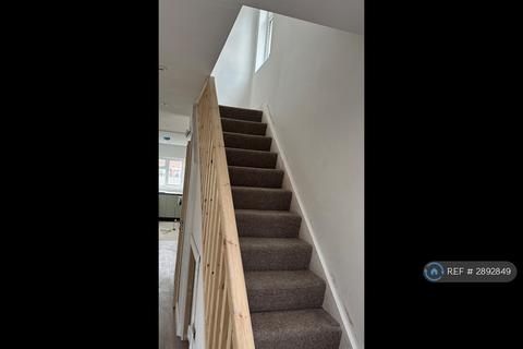 3 bedroom semi-detached house to rent, Eighth Avenue, Luton, LU3