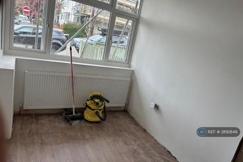 3 bedroom semi-detached house to rent, Eighth Avenue, Luton, LU3
