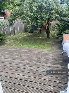 Studio to rent, Mitchell Road, London, N13