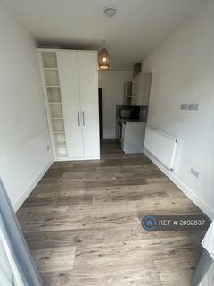 Studio to rent, Mitchell Road, London, N13