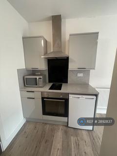 Studio to rent, Mitchell Road, London, N13