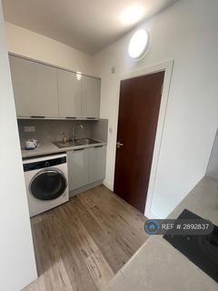 Studio to rent, Mitchell Road, London, N13