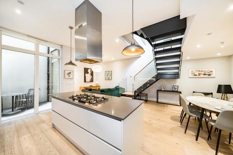 3 bedroom end of terrace house for sale, Avery Walk, Battersea SW11