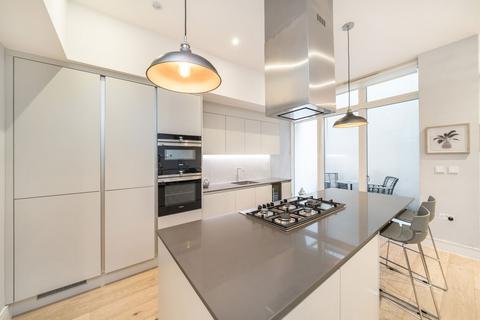 3 bedroom end of terrace house for sale, Avery Walk, Battersea SW11