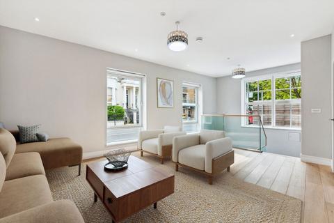 3 bedroom end of terrace house for sale, Avery Walk, Battersea SW11