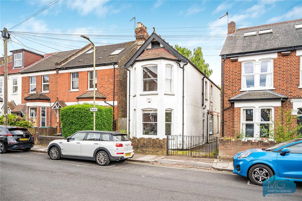 2 bedroom maisonette for sale