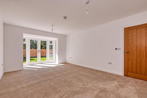 undefined, 21 Swallowdale, Wightwick, Wolverhampton, WV6 8DT