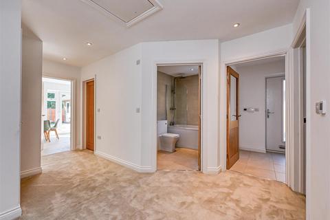undefined, 21 Swallowdale, Wightwick, Wolverhampton, WV6 8DT