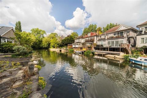 Sunbury Court Island, Sunbury-On-Thames TW16