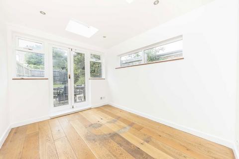 2 bedroom house for sale, Avenue Road, Hampton TW12