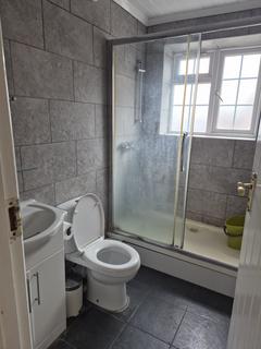 2 bedroom flat to rent, Great West Road, Hounslow TW5