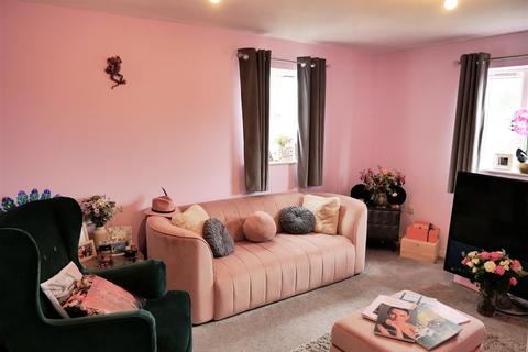 2 bedroom flat for sale, Minnow Close, Calne