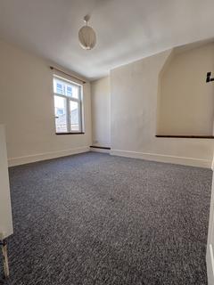 2 bedroom flat to rent, Grove Road, Eastbourne BN21