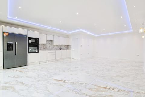 4 bedroom semi-detached house for sale, Ennerdale Avenue, Hornchurch, RM12