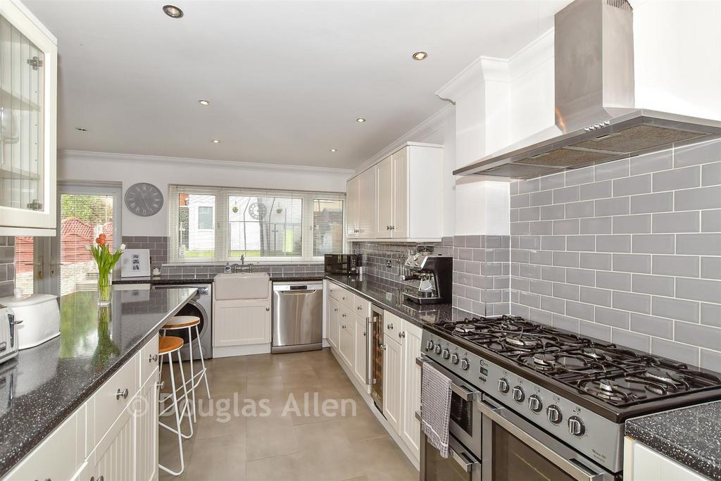 Kitchen/Breakfast Area