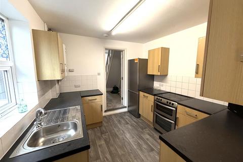 4 bedroom terraced house to rent, Langhorn Road, Swaythling
